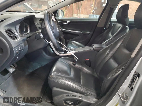 2014 Volvo S60 T5 z VIN YV1612FS9E2278834, wystawiony jako Copart lot #56123805 z przebiegiem 138 038 mil mil oraz Czysty tytuł • Clean title. Historia ofert i sprzedaży dostępna na DreamBid. Obrazek 7.
