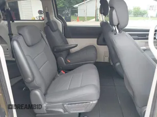 2010 Dodge Grand Caravan Hero z VIN 2D4RN3D17AR390232, wystawiony jako IAAI lot #42301567 z przebiegiem 102 004 mil mil oraz . Historia ofert i sprzedaży dostępna na DreamBid. Obrazek 8.