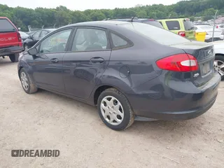 2013 Ford Fiesta S z VIN 3FADP4AJ9DM175576, wystawiony jako IAAI lot #42449969 z przebiegiem 123 959 mil mil oraz . Historia ofert i sprzedaży dostępna na DreamBid. Obrazek 3.