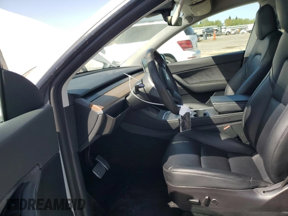 2022 Tesla Model Y Long Range z VIN 7SAYGAEE6NF492070, wystawiony jako Copart lot #52032415 z przebiegiem 143 732 mil mil oraz Szkody całkowita. Historia ofert i sprzedaży dostępna na DreamBid. Obrazek 7.