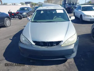 2005 Toyota Camry STD z VIN 4T1BE32K95U419292, wystawiony jako IAAI lot #42302496 z przebiegiem 233 632 mil mil oraz . Historia ofert i sprzedaży dostępna na DreamBid. Obrazek 12.