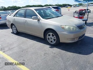 2005 Toyota Camry LE z VIN 4T1BE30K65U052726, wystawiony jako IAAI lot #42538704 z przebiegiem 155 227 mil mil oraz . Historia ofert i sprzedaży dostępna na DreamBid. Obrazek 1.
