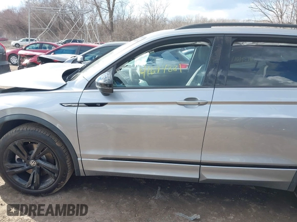 2024 Volkswagen Tiguan SE R-Line Black с VIN 3VVCB7AX2RM209005, выставлен на аукционе IAAI как лот 41694881 с пробегом 1 421 миль миль и . История ставок и продаж доступна на DreamBid. Изображение 14.