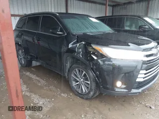 2018 Toyota Highlander SE z VIN 5TDJZRFH0JS542841, wystawiony jako IAAI lot #42213372 z przebiegiem 88 809 mil mil oraz . Historia ofert i sprzedaży dostępna na DreamBid. Obrazek 1.