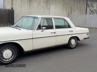 1972 Mercedes-Benz 280 z VIN 10806712008789, wystawiony jako Copart lot #50106295 z przebiegiem 32 120 mil mil oraz Czysty tytuł • Clean title. Historia ofert i sprzedaży dostępna na DreamBid. Obrazek 11.