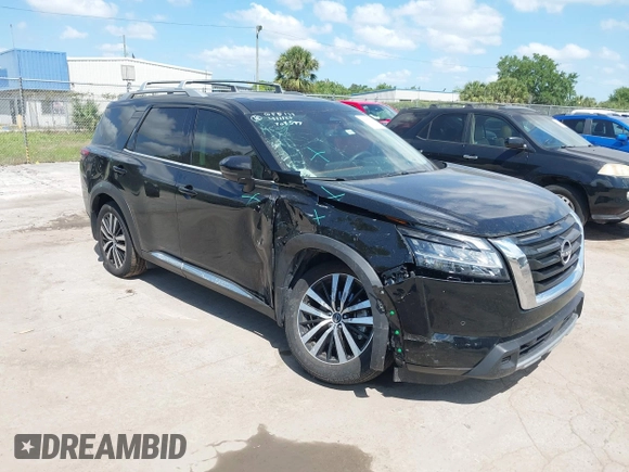2024 Nissan Pathfinder Platinum z VIN 5N1DR3DJ6RC243508, wystawiony jako IAAI lot #42007758 z przebiegiem 19 729 mil mil oraz . Historia ofert i sprzedaży dostępna na DreamBid. Obrazek 1.