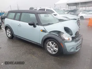 2013 MINI Clubman z VIN WMWZF3C56DT491108, wystawiony jako IAAI lot #41734006 z przebiegiem 100 086 mil mil oraz . Historia ofert i sprzedaży dostępna na DreamBid. Obrazek 1.