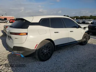 2024 BMW iX xDrive50 z VIN WB523CF02RCS04556, wystawiony jako Copart lot #51800655 z przebiegiem 7 915 mil mil oraz Czysty tytuł • Clean title. Historia ofert i sprzedaży dostępna na DreamBid. Obrazek 3.