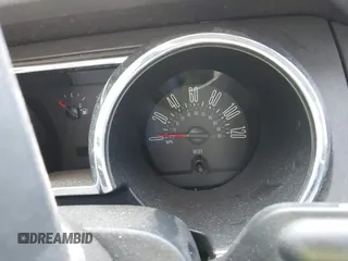 2008 Ford Mustang Deluxe z VIN 1ZVHT80N985155422, wystawiony jako IAAI lot #42312812 z przebiegiem Nie podano mil oraz . Historia ofert i sprzedaży dostępna na DreamBid. Obrazek 7.