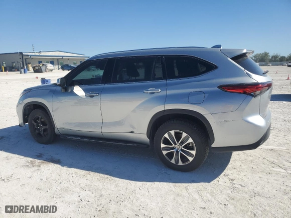 2021 Toyota Highlander XLE with VIN 5TDGZRAH0MS537502, listed as a Copart auction lot 49707535 with 67,603 mi miles and Salvage Title. Bid and sale history available at carsss.com. Image 2.
