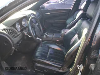 2013 Chrysler 300 S z VIN 2C3CCABG2DH527578, wystawiony jako Copart lot #81095624 z przebiegiem 217 456 mil mil oraz Szkoda całkowita • Salvage title. Historia ofert i sprzedaży dostępna na DreamBid. Obrazek 7.