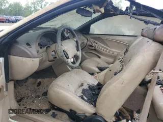 1999 Ford Mustang SVT Cobra z VIN 1FAFP46V6XF185040, wystawiony jako Copart lot #62527205 z przebiegiem Nie podano mil oraz Szkoda całkowita • Salvage title. Historia ofert i sprzedaży dostępna na DreamBid. Obrazek 7.