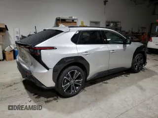 2023 Toyota bZ4X XLE z VIN JTMABACA3PA011958, wystawiony jako Copart lot #78787773 z przebiegiem 9 756 mil mil oraz . Historia ofert i sprzedaży dostępna na DreamBid. Obrazek 3.