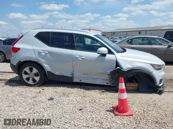 2021 Volvo XC40 Momentum z VIN YV4AC2HK4M2486512, wystawiony jako IAAI lot #42252265 z przebiegiem 56 397 mil mil oraz . Historia ofert i sprzedaży dostępna na DreamBid. Obrazek 13.