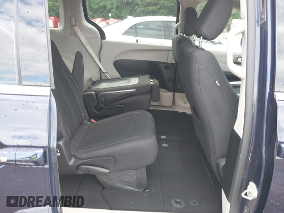 2018 Chrysler Pacifica Touring Plus with VIN 2C4RC1FG9JR261689, listed as a IAAI auction lot 42261105 with 66,622 mi miles and . Bid and sale history available at DreamBid. Image 8.