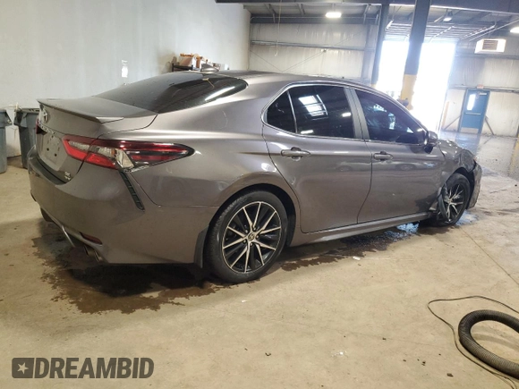 2023 Toyota Camry SE z VIN 4T1G11BK9PU083121, wystawiony jako Copart lot #58724145 z przebiegiem 29 991 mil mil oraz Szkoda całkowita • Salvage title. Historia ofert i sprzedaży dostępna na DreamBid. Obrazek 3.