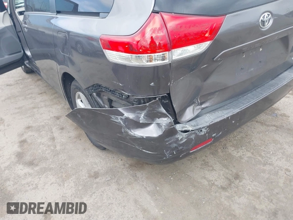 2014 Toyota Sienna LE AAS z VIN 5TDKK3DC2ES519967, wystawiony jako IAAI lot #41863397 z przebiegiem 124 130 mil mil oraz . Historia ofert i sprzedaży dostępna na DreamBid. Obrazek 6.