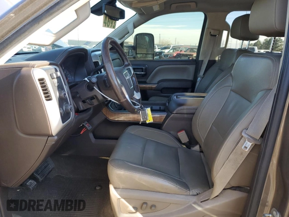 2015 GMC Sierra 3500HD SLT z VIN 1GT423E88FF189157, wystawiony jako Copart lot #84967694 z przebiegiem 137 147 mil mil oraz Czysty tytuł • Clean title. Historia ofert i sprzedaży dostępna na DreamBid. Obrazek 7.