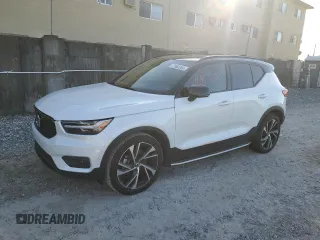 2022 Volvo XC40 R-Design z VIN YV4AC2HM1N2717160, wystawiony jako Copart lot #77592263 z przebiegiem 11 833 mil mil oraz . Historia ofert i sprzedaży dostępna na DreamBid. Obrazek 1.