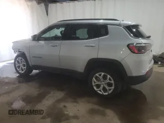 2024 Jeep Compass Latitude z VIN 3C4NJDBN2RT109465, wystawiony jako Copart lot #61687445 z przebiegiem 28 694 mil mil oraz Czysty tytuł • Clean title. Historia ofert i sprzedaży dostępna na DreamBid. Obrazek 2.