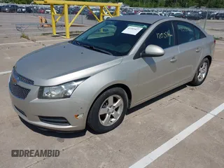2014 Chevrolet Cruze 1LT z VIN 1G1PC5SB6E7196812, wystawiony jako IAAI lot #42393427 z przebiegiem 120 376 mil mil oraz . Historia ofert i sprzedaży dostępna na DreamBid. Obrazek 2.