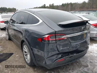 2016 Tesla Model X 70D z VIN 5YJXCAE2XGF014165, wystawiony jako IAAI lot #41474490 z przebiegiem 112 967 mil mil oraz . Historia ofert i sprzedaży dostępna na DreamBid. Obrazek 3.
