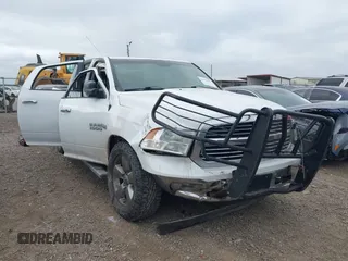 2015 Ram 1500 Big Horn z VIN 1C6RR6LT9FS676473, wystawiony jako IAAI lot #42156162 z przebiegiem 132 595 mil mil oraz . Historia ofert i sprzedaży dostępna na DreamBid. Obrazek 1.
