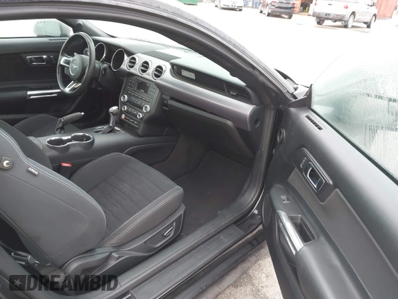 2017 Ford Mustang EcoBoost z VIN 1FA6P8TH8H5250242, wystawiony jako IAAI lot #41928531 z przebiegiem 81 632 mil mil oraz . Historia ofert i sprzedaży dostępna na DreamBid. Obrazek 5.