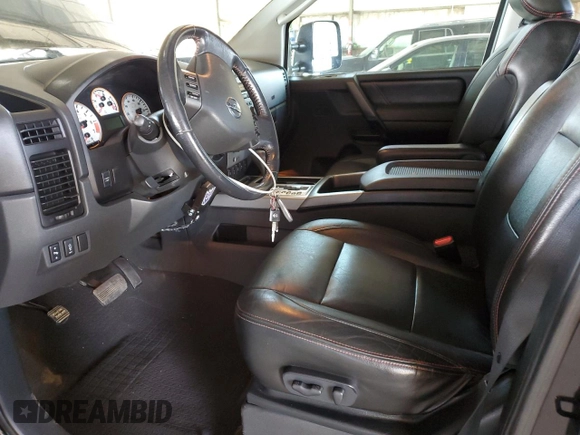 2011 Nissan Titan Pro-4X z VIN 1N6BA0EC9BN304469, wystawiony jako Copart lot #52982815 z przebiegiem 108 829 mil mil oraz Szkoda całkowita • Salvage title. Historia ofert i sprzedaży dostępna na DreamBid. Obrazek 7.