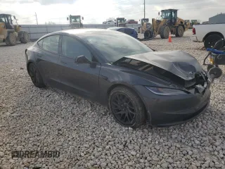 2024 Tesla Model 3 z VIN 5YJ3E1EAXRF741132, wystawiony jako Copart lot #47823795 z przebiegiem 25 183 mil mil oraz Szkody całkowita. Historia ofert i sprzedaży dostępna na DreamBid. Obrazek 4.