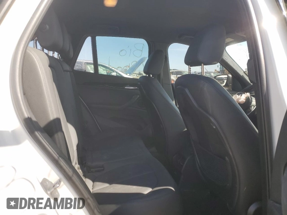2021 BMW X1 xDrive28i z VIN WBXJG9C02M5S18999, wystawiony jako Copart lot #50194425 z przebiegiem 62 355 mil mil oraz Szkoda całkowita • Salvage title. Historia ofert i sprzedaży dostępna na DreamBid. Obrazek 10.