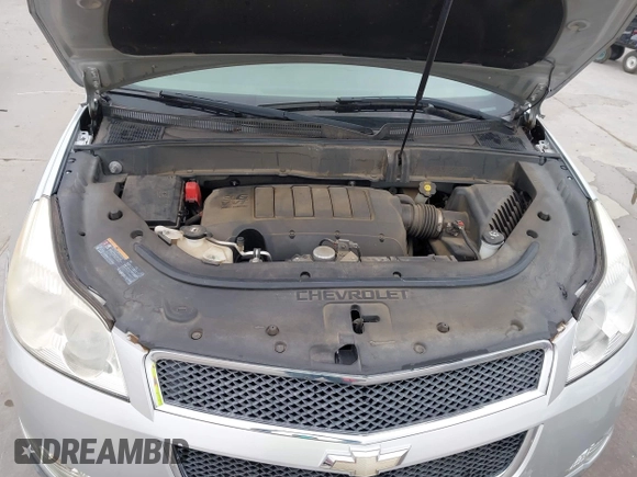 2012 Chevrolet Traverse LS z VIN 1GNKRFED2CJ354122, wystawiony jako IAAI lot #42267587 z przebiegiem 43 585 mil mil oraz . Historia ofert i sprzedaży dostępna na DreamBid. Obrazek 10.