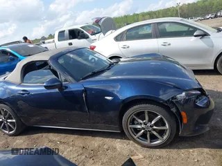 2021 Mazda MX-5 Miata Grand Touring с VIN JM1NDAD79M0457032, выставлен на аукционе IAAI как лот 41931348 с пробегом 47 874 миль миль и . История ставок и продаж доступна на DreamBid. Изображение 13.