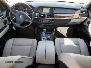 2013 BMW X5 xDrive35i z VIN 5UXZV4C59D0E01402, wystawiony jako Copart lot #55064725 z przebiegiem 108 373 mil mil oraz Szkody całkowita. Historia ofert i sprzedaży dostępna na DreamBid. Obrazek 8.