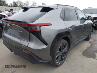 2024 Toyota bZ4X XLE z VIN JTMABACA9RA064702, wystawiony jako IAAI lot #42064771 z przebiegiem 9689 mil mil oraz . Historia ofert i sprzedaży dostępna na DreamBid. Obrazek 4.