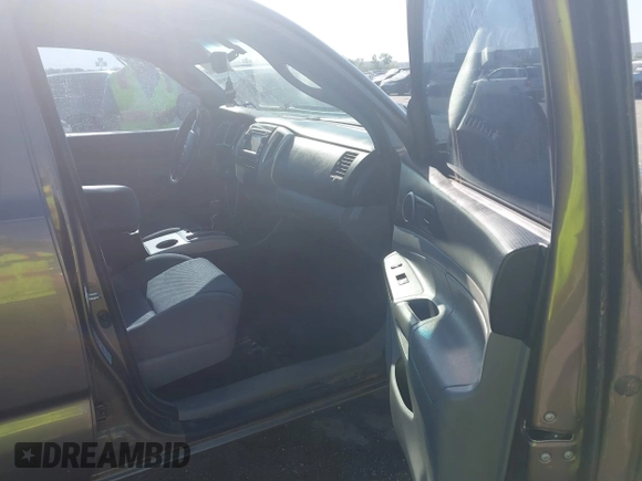 2013 Toyota Tacoma PreRunner z VIN 5TFJU4GN3DX040992, wystawiony jako IAAI lot #42022841 z przebiegiem 159 474 mil mil oraz . Historia ofert i sprzedaży dostępna na DreamBid. Obrazek 5.