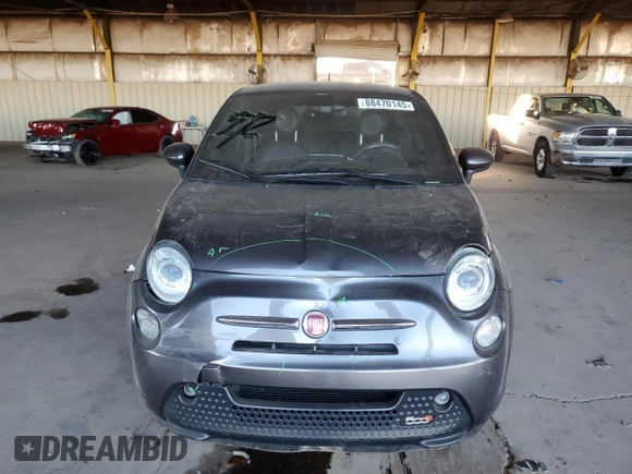 2017 FIAT 500e z VIN 3C3CFFGE0HT625145, wystawiony jako Copart lot #88470145 z przebiegiem 43 598 mil mil oraz Szkoda całkowita • Salvage title. Historia ofert i sprzedaży dostępna na DreamBid. Obrazek 5.