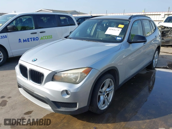 2014 BMW X1 sDrive28i z VIN WBAVM1C51EVW52544, wystawiony jako IAAI lot #41901275 z przebiegiem 117 832 mil mil oraz . Historia ofert i sprzedaży dostępna na DreamBid. Obrazek 2.