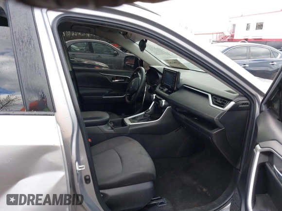 2022 Toyota RAV4 XLE z VIN 2T3P1RFV2NC316877, wystawiony jako IAAI lot #41981282 z przebiegiem 42 955 mil mil oraz . Historia ofert i sprzedaży dostępna na DreamBid. Obrazek 5.