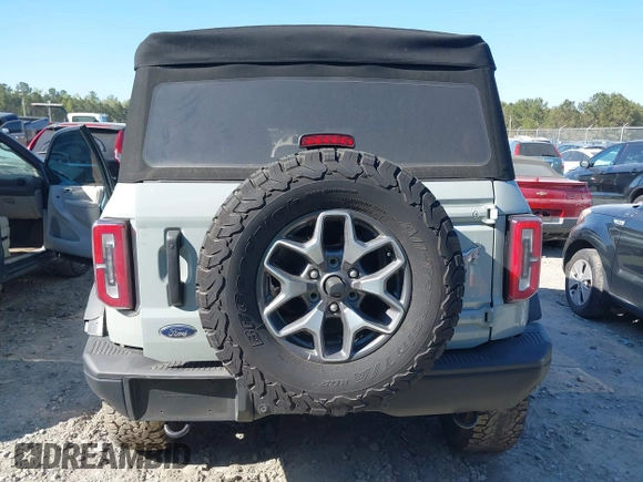 2023 Ford Bronco z VIN 1FMEE5DP7PLB81565, wystawiony jako IAAI lot #41891295 z przebiegiem 27 890 mil mil oraz . Historia ofert i sprzedaży dostępna na DreamBid. Obrazek 16.