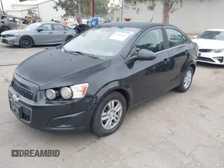 2014 Chevrolet Sonic LT z VIN 1G1JC5SB4E4153240, wystawiony jako IAAI lot #42383467 z przebiegiem 146 218 mil mil oraz . Historia ofert i sprzedaży dostępna na DreamBid. Obrazek 2.