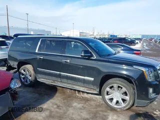 2018 Cadillac Escalade ESV Premium Luxury z VIN 1GYS4JKJ4JR396272, wystawiony jako IAAI lot #41662967 z przebiegiem 67 865 mil mil oraz . Historia ofert i sprzedaży dostępna na DreamBid. Obrazek 13.
