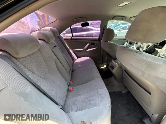 2010 Toyota Camry z VIN 4T1BF3EKXAU090976, wystawiony jako Copart lot #61294575 z przebiegiem 173 408 mil mil oraz Czysty tytuł • Clean title. Historia ofert i sprzedaży dostępna na DreamBid. Obrazek 6.