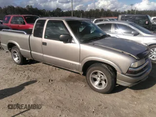 2000 Chevrolet S-10 LS with VIN 1GCCS19W8Y8256825, listed as a IAAI auction lot 41135797 with 215,193 mi miles. Bid and sale history available at carsss.com. Image 1.