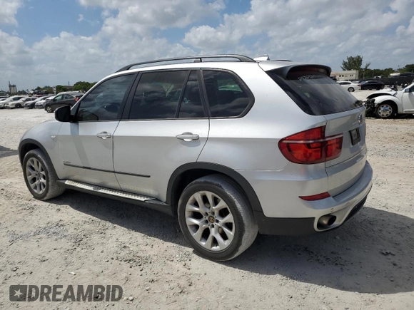 2013 BMW X5 xDrive35i z VIN 5UXZV4C5XD0B03182, wystawiony jako Copart lot #54906305 z przebiegiem 166 493 mil mil oraz Szkody całkowita. Historia ofert i sprzedaży dostępna na DreamBid. Obrazek 2.