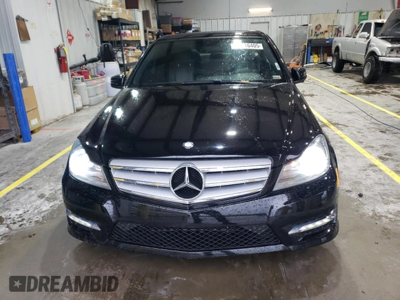 2013 Mercedes-Benz C 300 Sport z VIN WDDGF8AB0DR288122, wystawiony jako Copart lot #55216405 z przebiegiem 158 303 mil mil oraz Szkoda całkowita • Salvage title. Historia ofert i sprzedaży dostępna na DreamBid. Obrazek 5.
