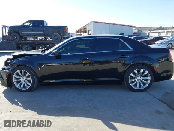 2016 Chrysler 300 Anniversary Edition z VIN 2C3CCAAG5GH313920, wystawiony jako IAAI lot #41712003 z przebiegiem 132 127 mil mil oraz . Historia ofert i sprzedaży dostępna na DreamBid. Obrazek 14.