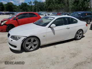 2011 BMW 3 Series 328i z VIN WBAKE3C55BE558951, wystawiony jako Copart lot #56912225 z przebiegiem 159 153 mil mil oraz Czysty tytuł • Clean title. Historia ofert i sprzedaży dostępna na DreamBid. Obrazek 1.
