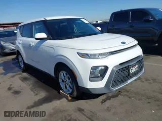 2021 Kia Soul LX with VIN KNDJ23AU6M7137619, listed as a IAAI auction lot 41333144 with 83,923 mi miles. Bid and sale history available at carsss.com. Image 1.
