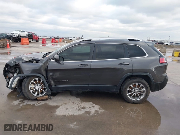 2019 Jeep Cherokee Latitude Plus z VIN 1C4PJLLX1KD241874, wystawiony jako IAAI lot #41313447 z przebiegiem 108 649 mil mil oraz . Historia ofert i sprzedaży dostępna na DreamBid. Obrazek 14.